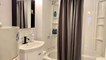 Ensemble douche/baignoire, sĂšche-cheveux, serviettes fournies, savon