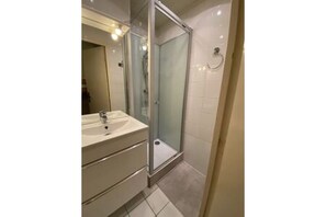 Dusche, Haartrockner, Seife, Toilettenpapier