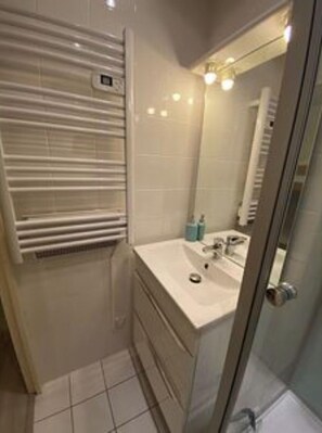 Dusche, Haartrockner, Seife, Toilettenpapier