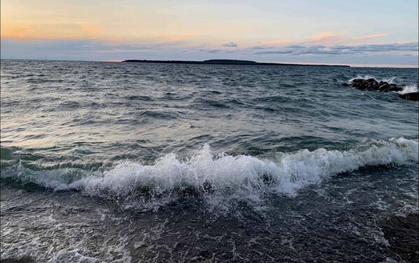Ranta lähistöllä, aurinkotuoleja, rantapyyhkeitä