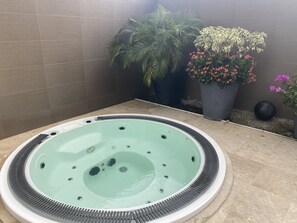 Banyera d'hidromassatge a l'aire lliure