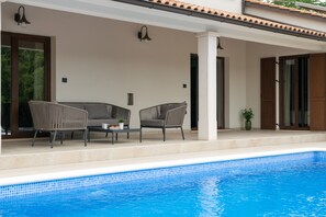 Una piscina al aire libre