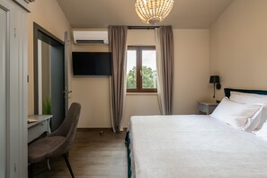 3 habitaciones, tabla de planchar con plancha y cuna de viaje