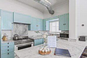 冰箱、微波炉、烤箱、炉灶