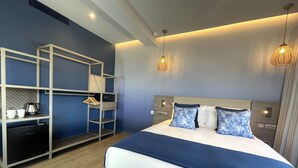 A modern hotel room with a bed, a built-in wardrobe, and a small kitchenette. - Hex Wildlife Hotel (Doncaster)