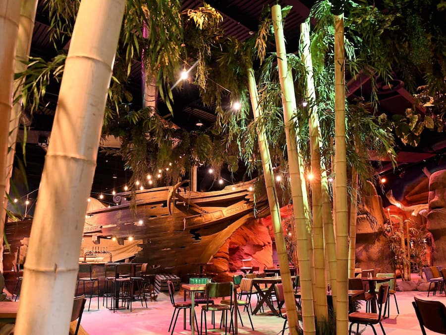 2 restaurants, breakfast served