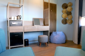 Premium Quadruple Room, Non Smoking, Resort View | Living area