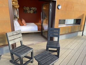 Premium-Doppelzimmer, 1 King-Bett, Balkon, Blick auf die Anlage | Allergikerbettwaren, Pillowtop-Betten, Zimmersafe, Schreibtisch