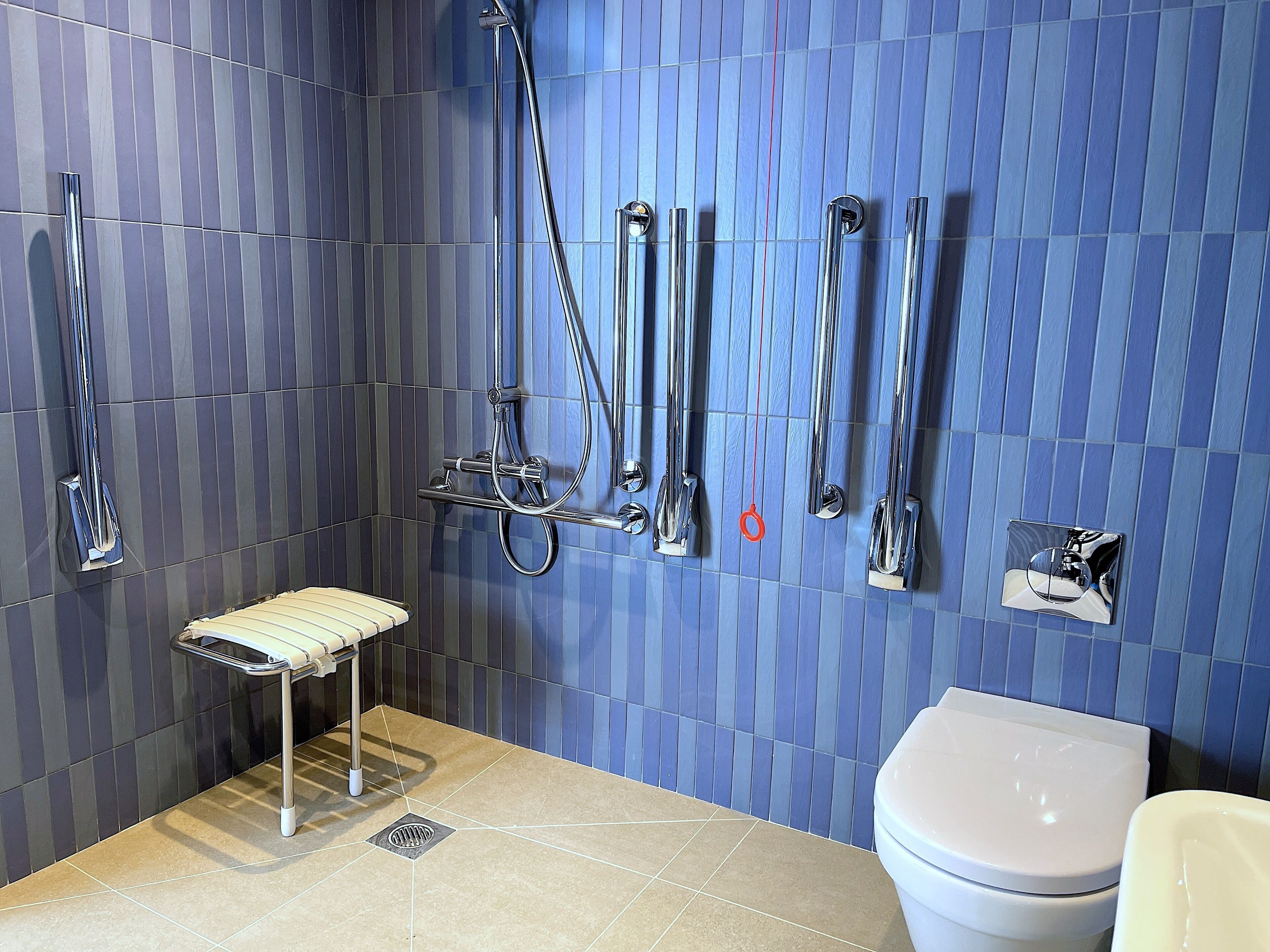 standard triple room, multiple beds, roll-in shower | bathroom | free toiletries, hair dryer, towels