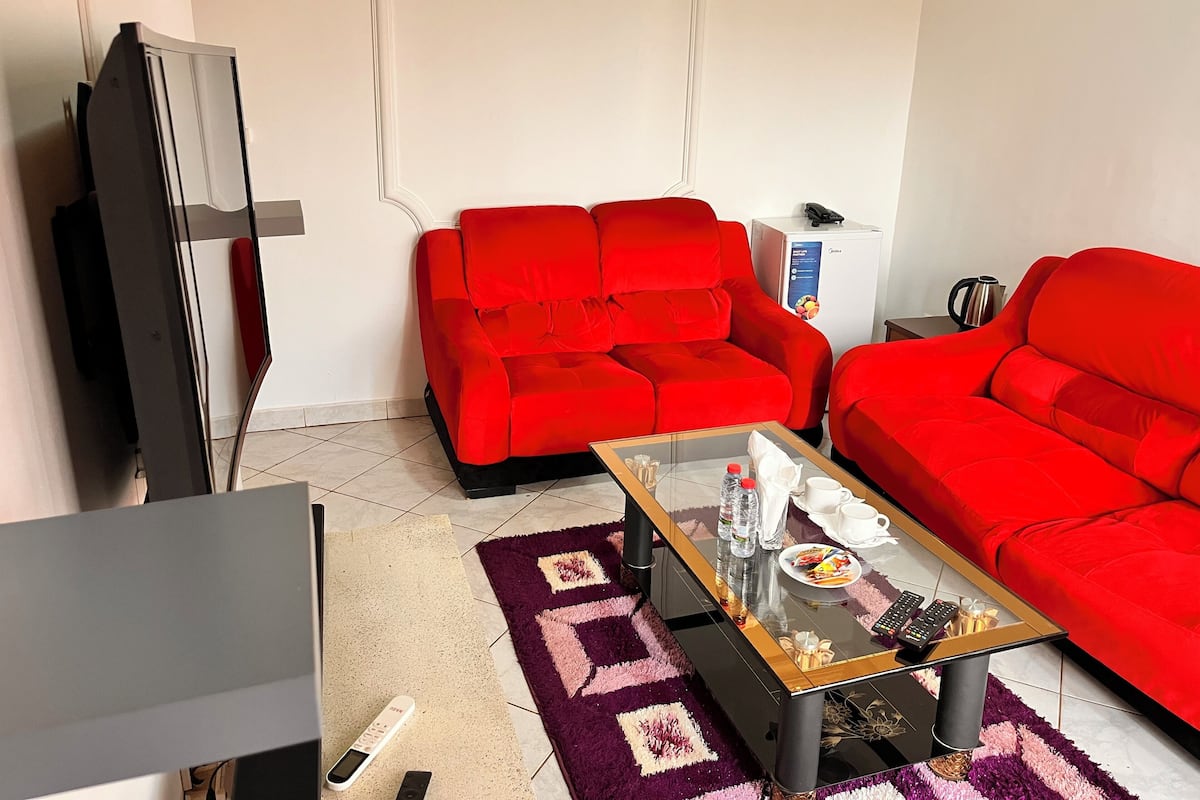 Grand Suite | Living area | 32-inch flat-screen TV with digital channels, TV, toys