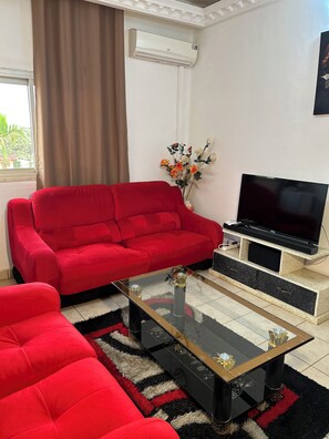 Phòng Suite Grand | Khu phòng khách | TV màn hình phẳng 32-inch có truyền hình kỹ thuật số, TV, đồ chơi 