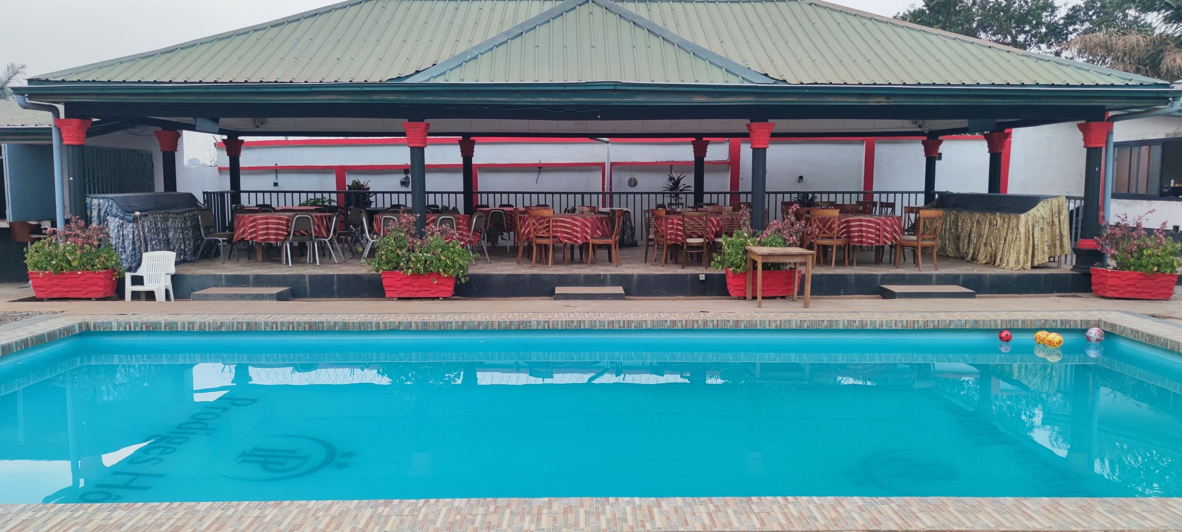 2 piscinas externas, barracas de cortesia, guarda-sóis