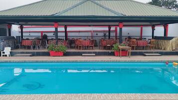 2 piscinas externas, barracas de cortesia, guarda-sóis
