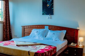 Phòng tiện nghi đơn giản, 1 giường cỡ king, phù hợp cho người khuyết tật | Bộ đồ giường kháng dị ứng, nệm Tempur-Pedic, trang trí khác biệt 