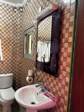 Business Double Room | Bathroom | Shower, rainfall showerhead, free toiletries, slippers - Prodiges Hôtel (Yaoundé)