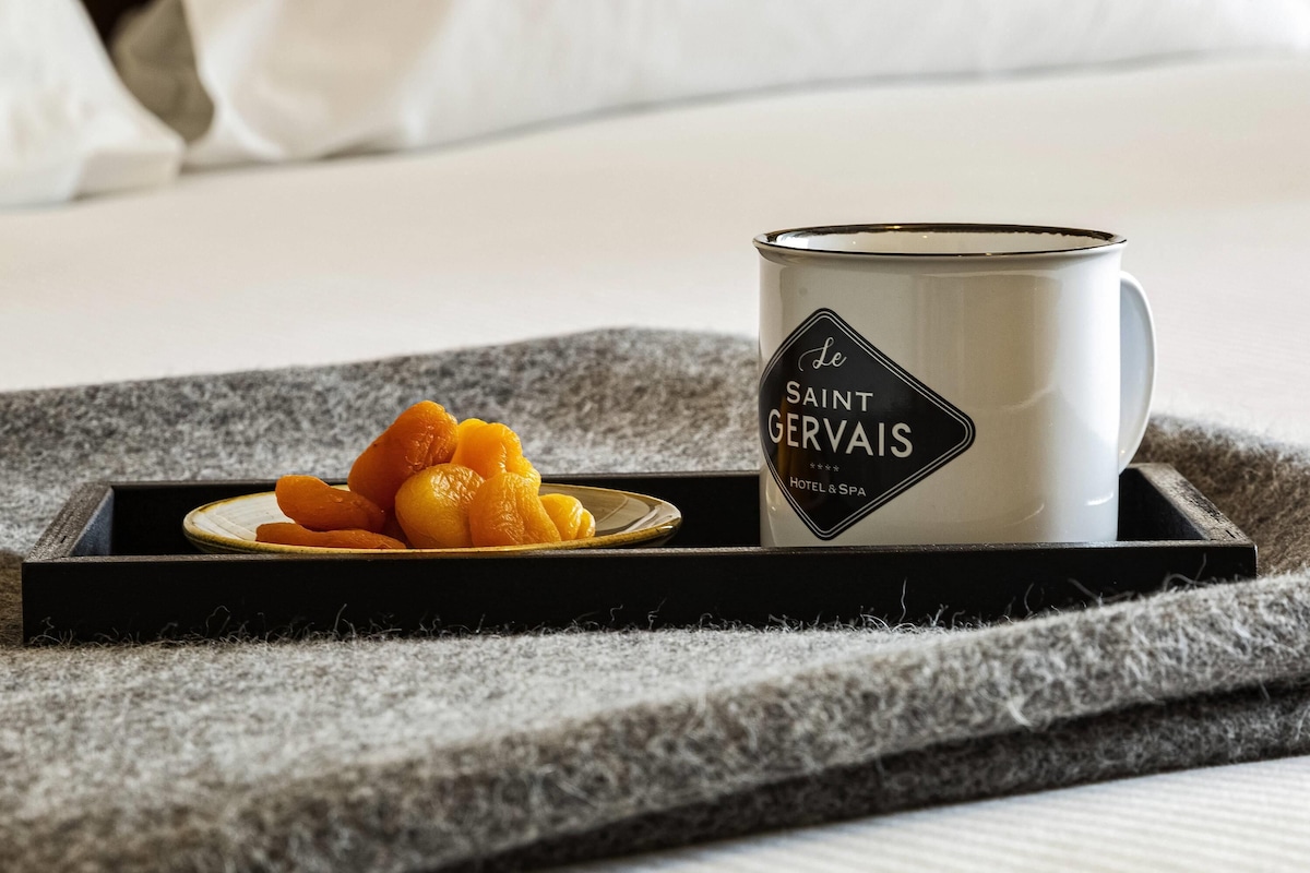 Un plateau avec une tasse et une assiette de fruits, le tout posé sur une surface texturée.