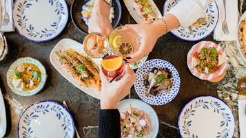 Overzicht van een eettafel met diverse gerechten en dranken.