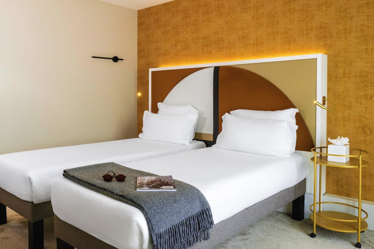 Chambre Classique, 2 lits simples et fauteuil convertible (1 personne) | Safe på rommet, blendingsgardiner, lydisolert og strykejern/-brett