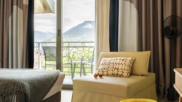 Chambre Classique, 2 lits simples et fauteuil convertible (1 personne) | In-room safe, blackout curtains, soundproofing, iron/ironing board