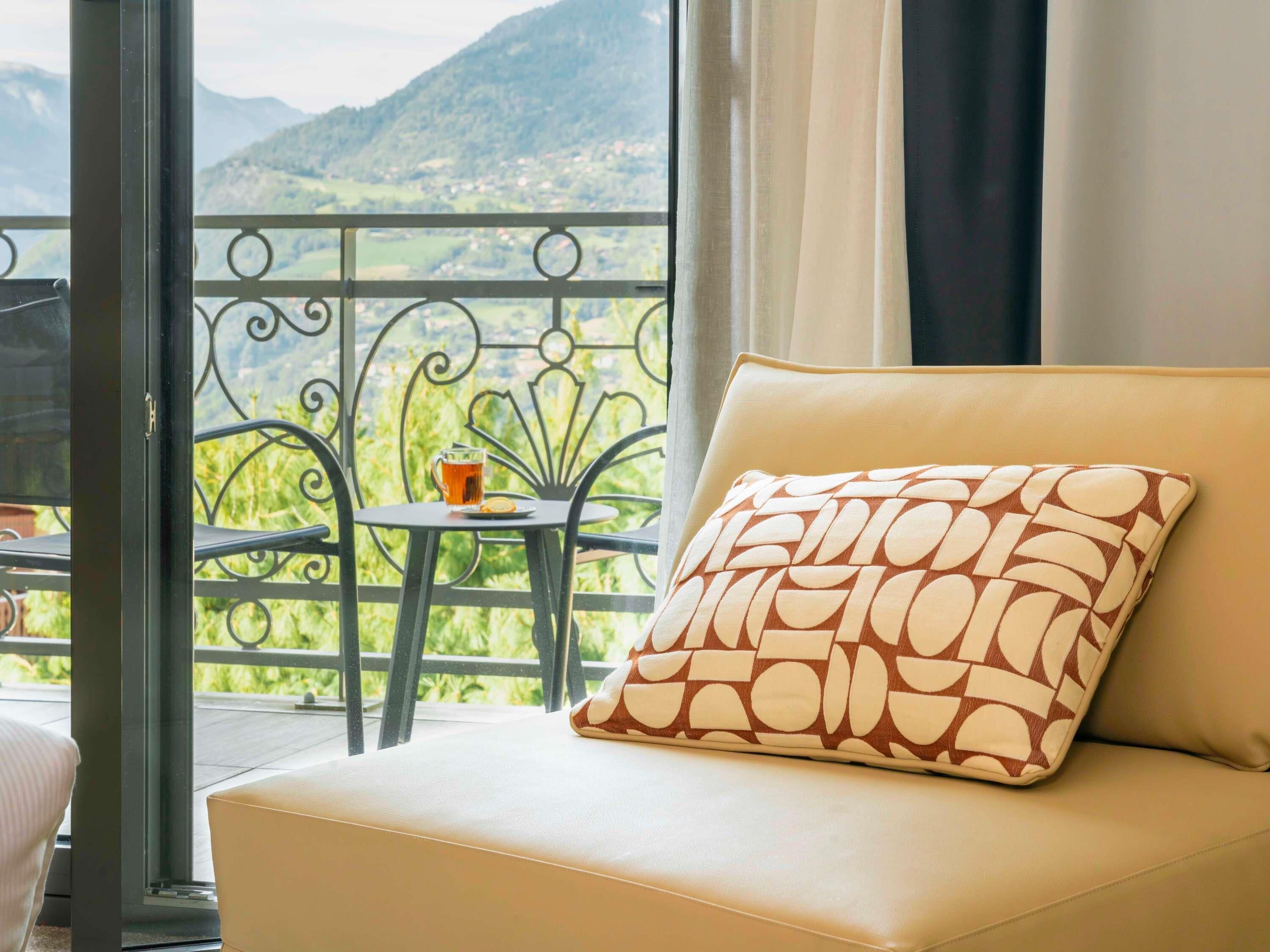 Superior kamer (1 Double Bed and 1 Single Sofa Bed) | Een kluis op de kamer, verduisterende gordijnen, geluiddichte muren