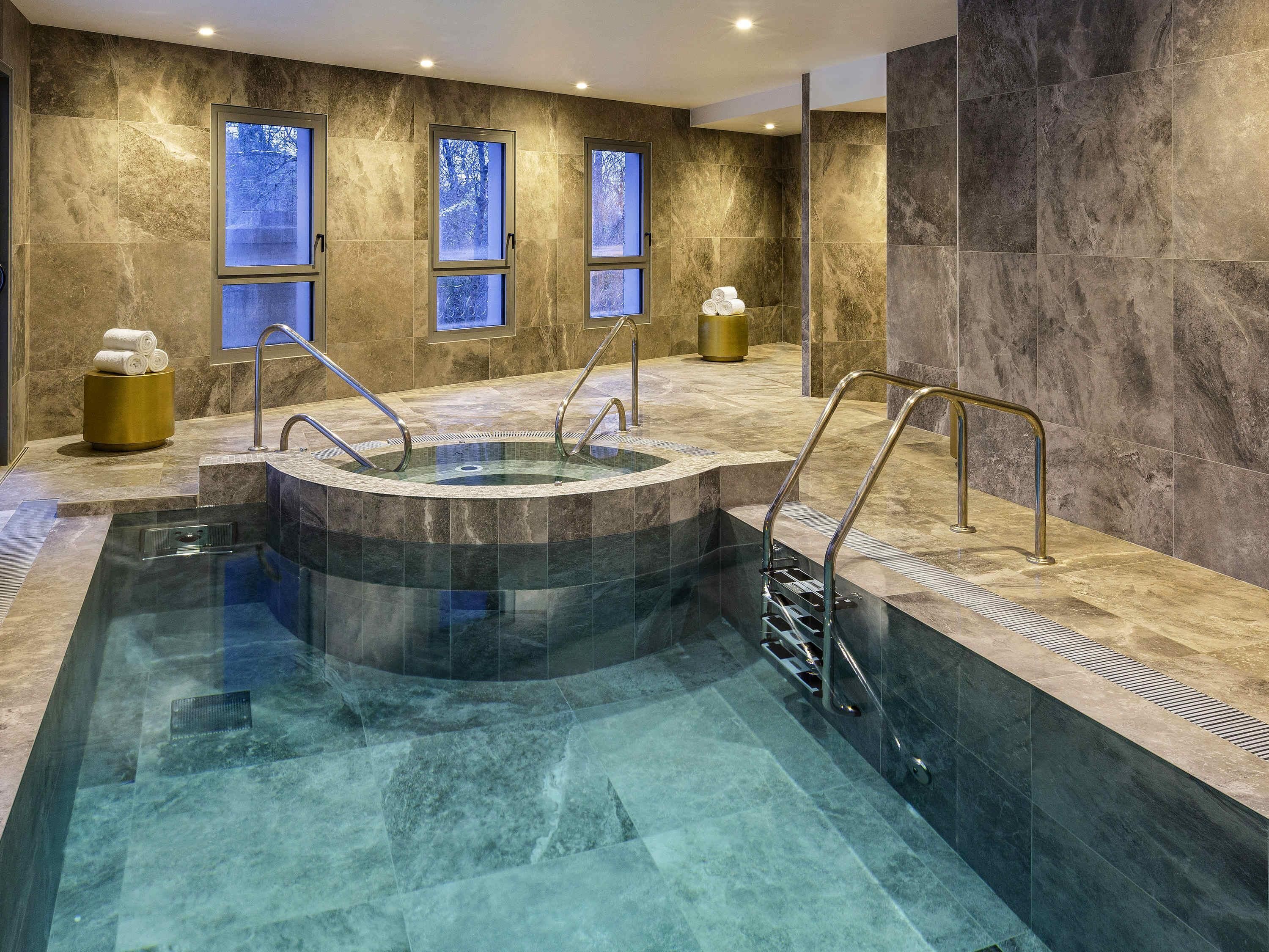 Salas de tratamientos para parejas, sauna, bañera de hidromasaje 