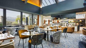 Tägliches Frühstücksbuffet gegen Gebühr