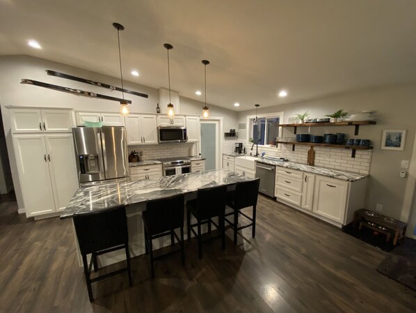 Réfrigérateur, four à micro-ondes, un four, surface de cuisson