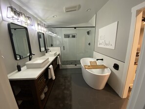 Combined shower/bathtub, hair dryer, towels, soap - The Hopi Getaway - 6 BD/3 BTH - LARGE HOT TUB - GAME ROOM - PETS WELCOME - 1 AC (Bend)