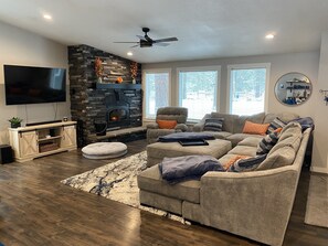 Téléviseur connecté, foyer, table de baby-foot