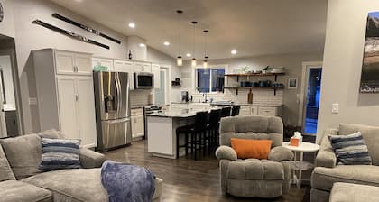 The Hopi Getaway - 6 BD/3 BTH - LARGE HOT TUB - GAME ROOM - PETS WELCOME - 1 AC