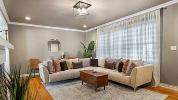 Téléviseur, jeux vidéo, table de baby-foot, livres