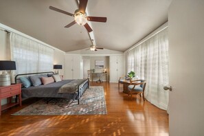 5 slaapkamers, een strijkplank/strijkijzer, reisbedje, wifi
