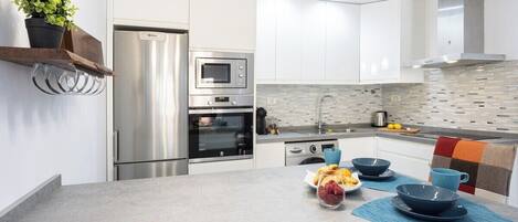 Four à micro-ondes, un four, surface de cuisson, cafetiÚre-théiÚre