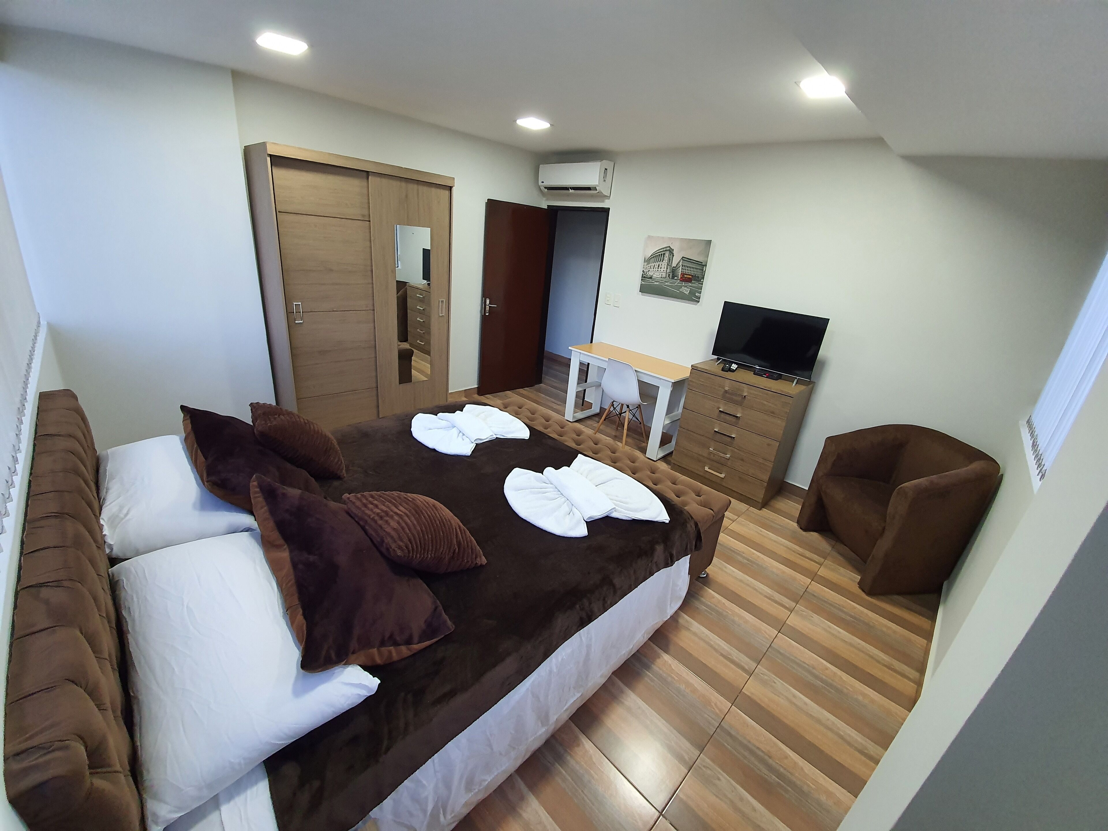 4 slaapkamers, een bureau, een strijkplank/strijkijzer, gratis wifi