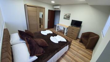 4 makuuhuonetta, työpöytä, silitysrauta/-lauta, ilmainen Wi-Fi