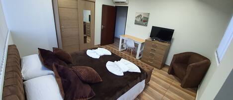 4 bedrooms, desk, iron/ironing board, free WiFi