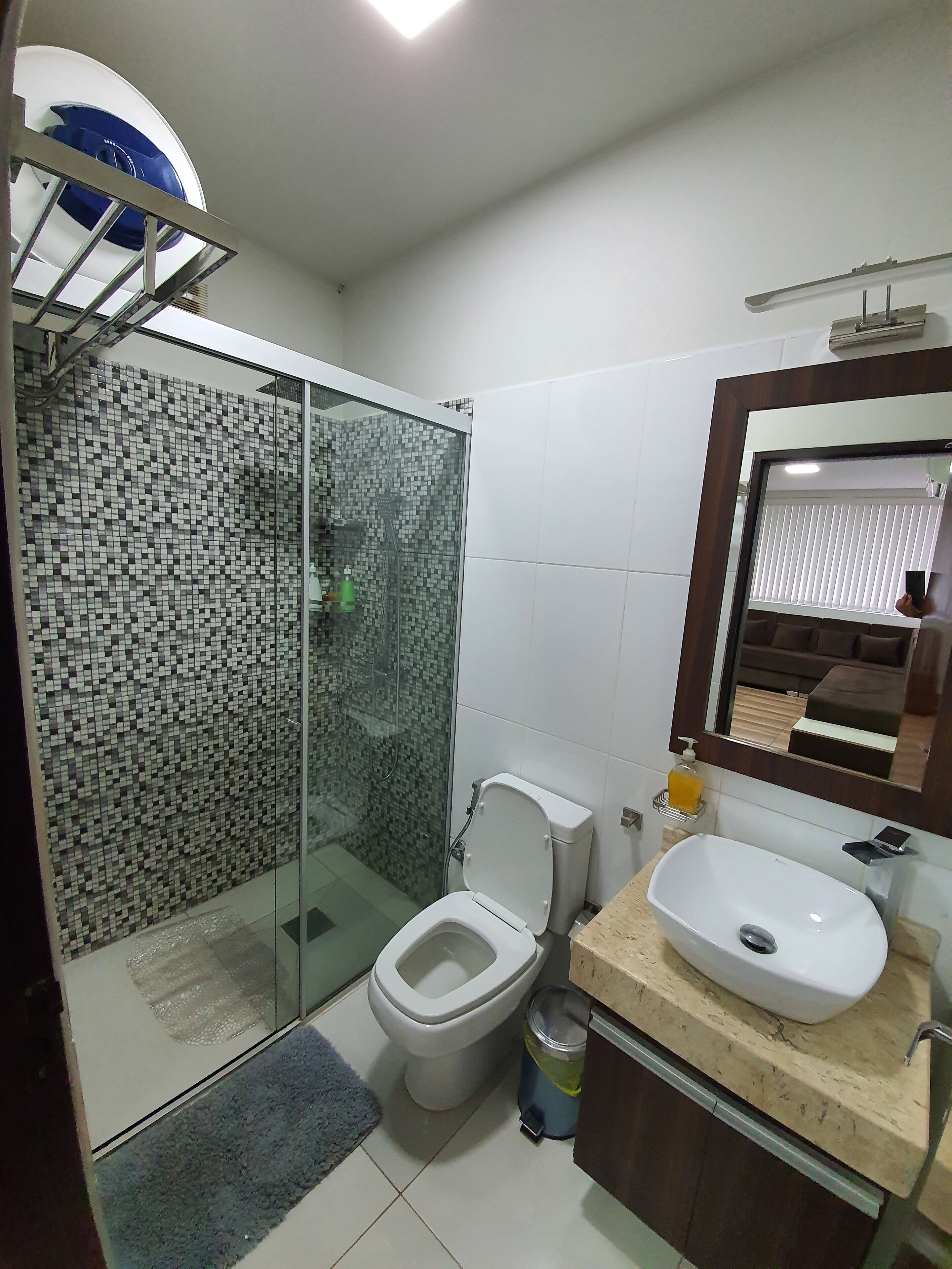 Douche, articles de toilette gratuits, sèche-cheveux