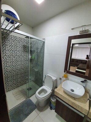 Dusche, kostenlose Toilettenartikel, Haartrockner, Handtücher