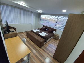 4 chambres, bureau, fer et planche à repasser, accès au Wi-Fi (inclus)