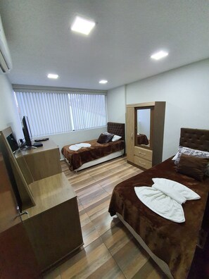 4 chambres, bureau, fer et planche à repasser, accès au Wi-Fi (inclus)