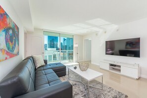 Smart TV - the club 2815 · Stunning 2BR @Brickell free parking ocean view (Miami)