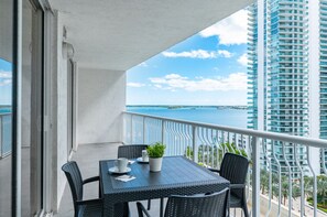 Outdoor dining - Stylish 2BR APT w/Ocean View, Free Parking (Miami)