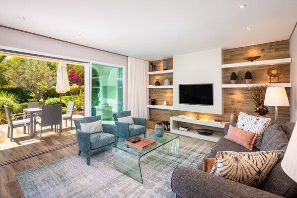 Smart TV - Luxury Villas with Garden and heated pool in Private condominium ... (Albufeira)