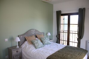 5 slaapkamers, een strijkplank/strijkijzer, reisbedje, gratis wifi