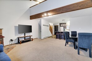 Interior - Stay On The Mountain Under The Stars! (Tannersville)