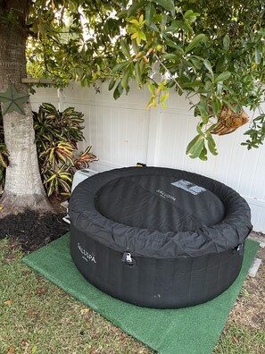 Outdoor spa tub - SEADREAM WITH LITE BREAKFAST, HOT TUBE, AND CANAL VIEW (Stuart)