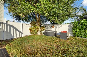 Outdoor spa tub - SEADREAM WITH LITE BREAKFAST, HOT TUBE, AND CANAL VIEW (Stuart)