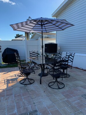 Outdoor dining - SEADREAM WITH LITE BREAKFAST, HOT TUBE, AND CANAL VIEW (Stuart)