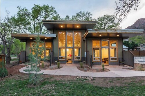 Nama-Stay Suite 2, King Loft, 5 Min to Zion NP