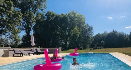 CHATEAU DE LA COUTERE, Votre château privé, avec piscine situé une vallée privée